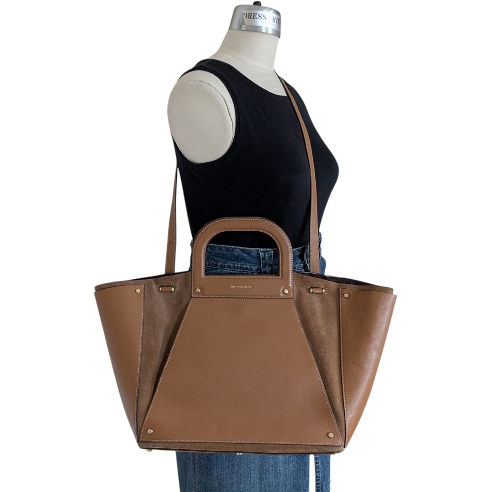 Michael Kors Clara Large Tote with Pouch pre owned - Picture 3 of 12